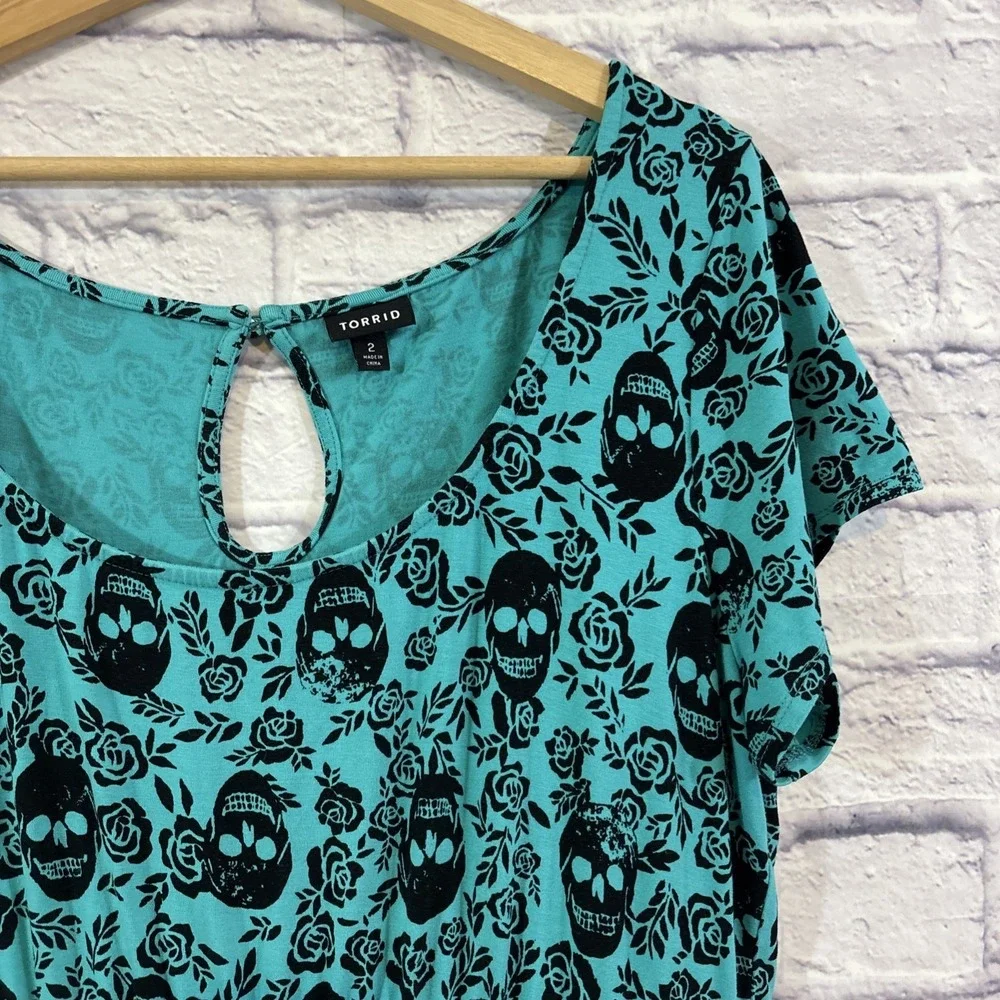 Torrid Size 2 Dress Skulls Roses Turquoise Black Keyhole Back Flowy Stretch Goth - Picture 3 of 7